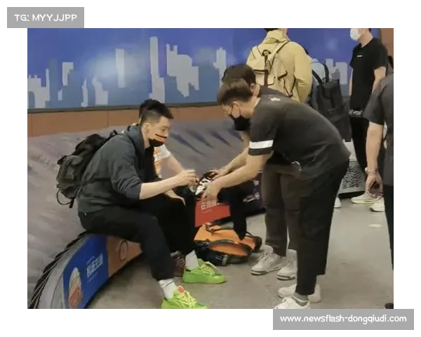 球迷雨中等候签名，球员赛后暖心互动